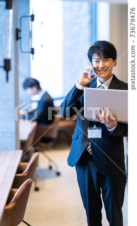 商人男性辦公室智能手機談話 商人男性辦公室智能手機談話 73679476