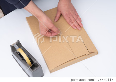 做包裹工作的婦女的手 73680117