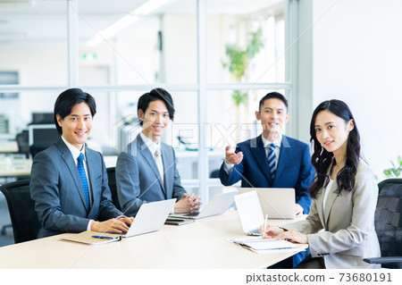 年輕商人會議在辦公室 73680191