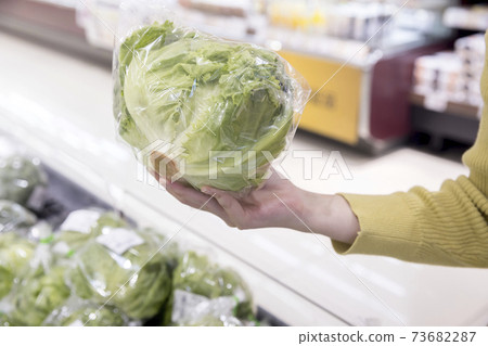 女顧客在一家超市撿生菜 女顧客在一家超市撿生菜 73682287
