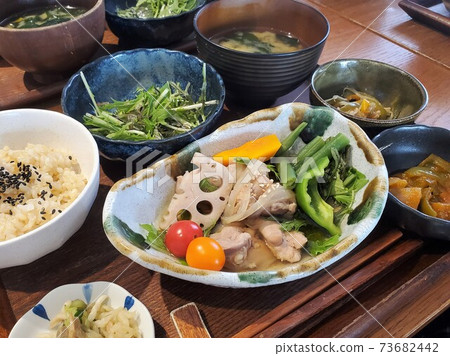 Set meal with plenty of vegetables 73682442