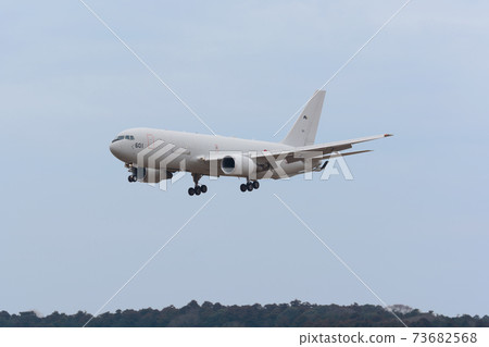 Japan Air Self-Defense Force KC-767J landing approach 73682568