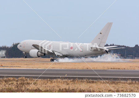 Japan Air Self-Defense Force KC-767J landing Japan Air Self-Defense Force KC-767J landing 73682570