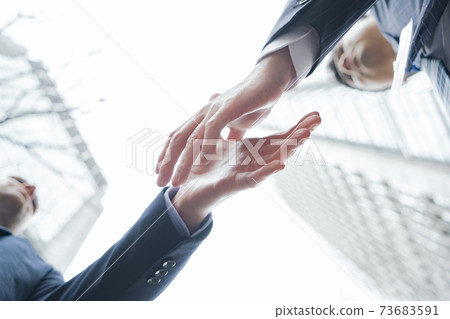握手的商務人士 握手的商務人士 73683591