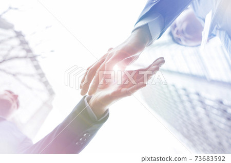 握手的商務人士 73683592