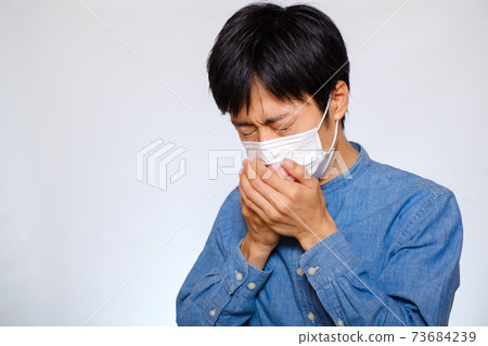 戴口罩和咳嗽的男性的咳嗽禮節 73684239