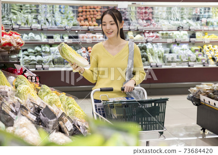 女顧客在一家超市購物 73684420