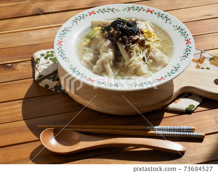 亞洲傳統食品餃子湯 亞洲傳統食品餃子湯 73684527