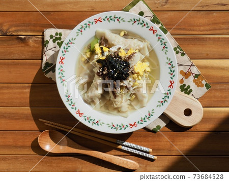 亞洲傳統食品餃子湯 亞洲傳統食品餃子湯 73684528