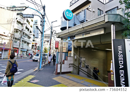 從新宿區東京地下鐵東西線早稻田站入口一直延伸到車站前的交叉口的夏塚 從新宿區東京地下鐵東西線早稻田站入口一直延伸到車站前的交叉口的夏塚 73684552