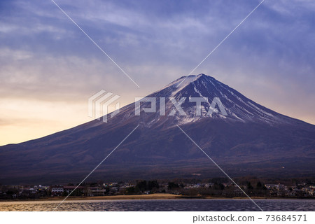 黎明前的富士山剪影 黎明前的富士山剪影 73684571