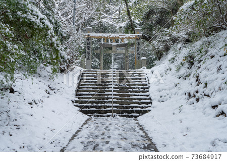 福岡縣筑紫野市積雪的築國神社 福岡縣筑紫野市積雪的築國神社 73684917