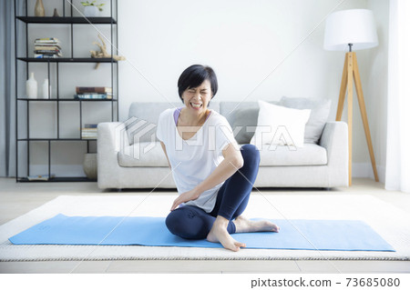 一個五十多歲的女人在做瑜伽 73685080