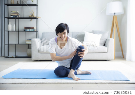 一個五十多歲的女人在做瑜伽 73685081