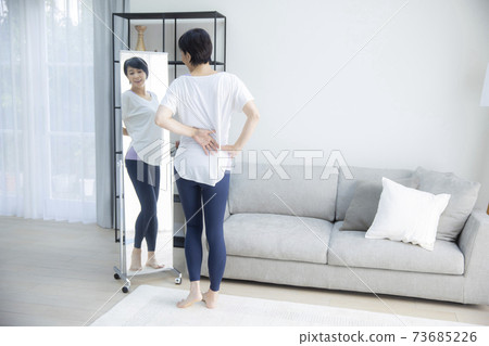 A woman in her 50s who checks her proportions by looking at her 73685226