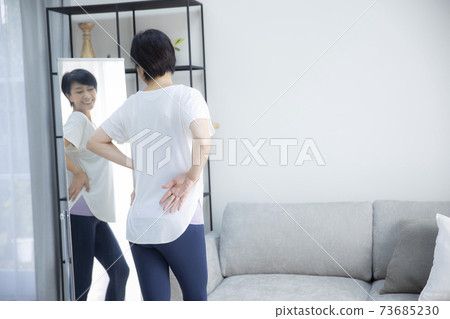 A woman in her 50s who checks her proportions by looking at her 73685230