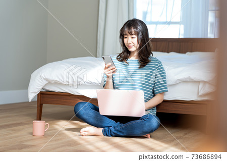 遠程工作的年輕女子 73686894