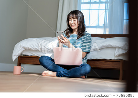 遠程工作的年輕女子 73686895