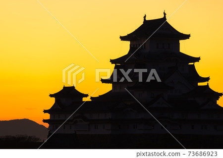 欣賞從Okokoyama染上早晨陽光的國寶姬路城! (兵庫縣姬路市本町)*作品註釋欄中的拍攝位置 欣賞從Okokoyama染上早晨陽光的國寶姬路城! (兵庫縣姬路市本町)*作品註釋欄中的拍攝位置 73686923