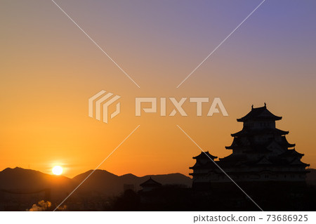 欣賞從Okokoyama染上早晨陽光的國寶姬路城! (兵庫縣姬路市本町)*作品註釋欄中的拍攝位置 欣賞從Okokoyama染上早晨陽光的國寶姬路城! (兵庫縣姬路市本町)*作品註釋欄中的拍攝位置 73686925