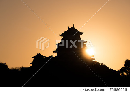 欣賞從Okokoyama染上早晨陽光的國寶姬路城! (兵庫縣姬路市本町)*作品註釋欄中的拍攝位置 欣賞從Okokoyama染上早晨陽光的國寶姬路城! (兵庫縣姬路市本町)*作品註釋欄中的拍攝位置 73686926