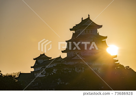 See the national treasure Himeji Castle from Otokoyama, which is dyed in the morning sun! (Honmachi, Himeji City, Hyogo Prefecture) * Shooting position in the comment section of the work See the national treasure Himeji Castle from Otokoyama, which is dyed in the morning sun! (Honmachi, Himeji City, Hyogo Prefecture) * Shooting position in the comment section of the work 73686928
