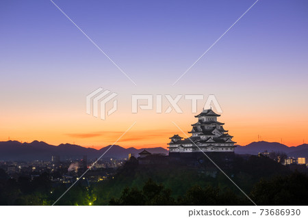 欣賞從Okokoyama染上早晨陽光的國寶姬路城! (兵庫縣姬路市本町)*作品註釋欄中的拍攝位置 欣賞從Okokoyama染上早晨陽光的國寶姬路城! (兵庫縣姬路市本町)*作品註釋欄中的拍攝位置 73686930