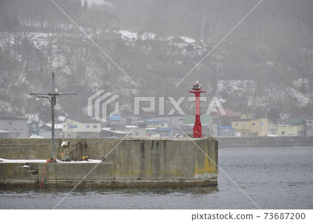 Photographing the snow scene of the lighthouse at Usujiri Fishing Port in Hakodate City, Hokkaido in winter Photographing the snow scene of the lighthouse at Usujiri Fishing Port in Hakodate City, Hokkaido in winter 73687200
