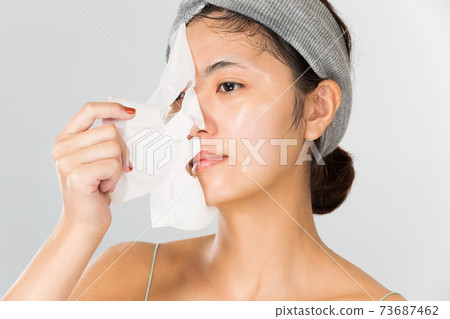 A woman doing a face pack 73687462