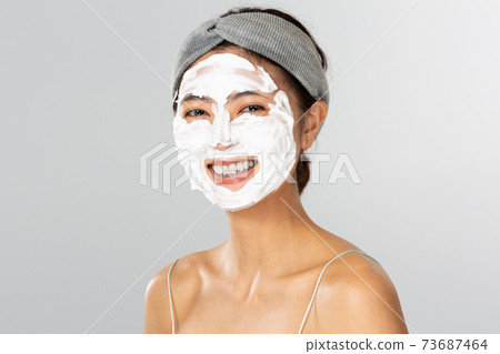 女人把泡沫放在臉上 女人把泡沫放在臉上 73687464