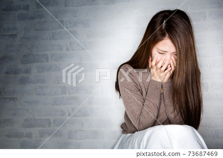 一個傷心的女人。 73687469