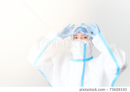 女人穿著防護服 73689193