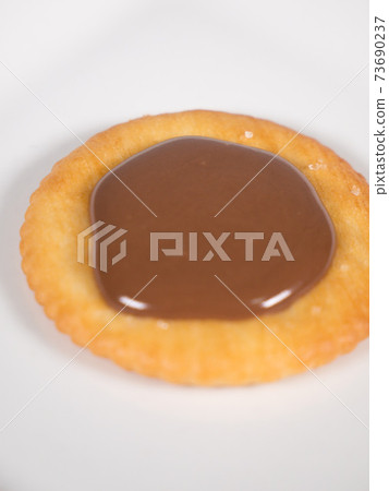 Round crackers with chocolate 73690237
