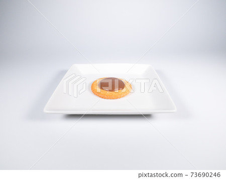Round crackers with chocolate 73690246