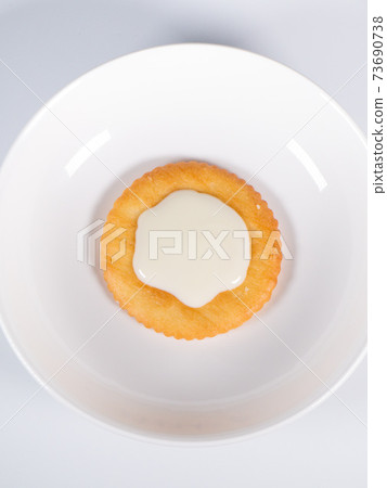 Round crackers with white chocolate 73690738