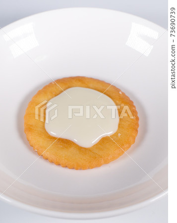 Round crackers with white chocolate 73690739