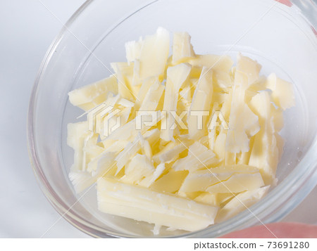 Chopped white chocolate 73691280