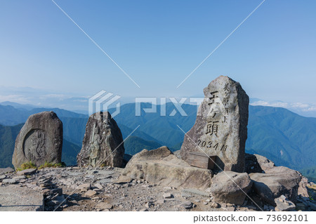 Stone statue of Ougatou and mountaintop monument [Summer Utsukushigahara Plateau] 73692101