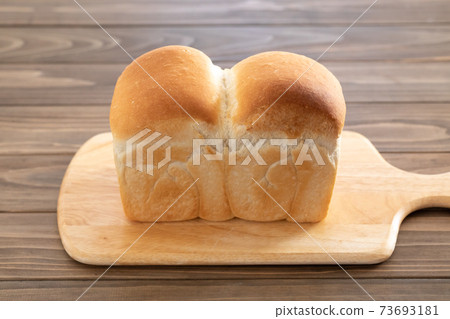 在家做麵包，新鮮出爐的山形麵包 73693181