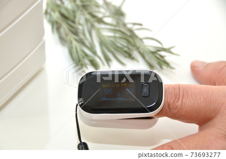 Pulse oximeter with old man's squid ・ 96% display 73693277