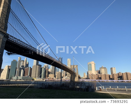 布魯克林大橋和早晨的建築街 布魯克林大橋和早晨的建築街 73693291