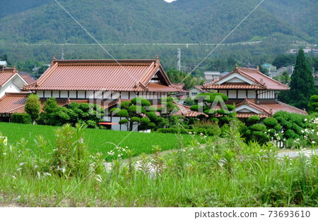 東廣島西條盆地的田園風光，紅磚砌成的民房風光 73693610