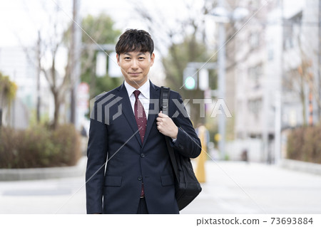 微笑中間商人 73693884