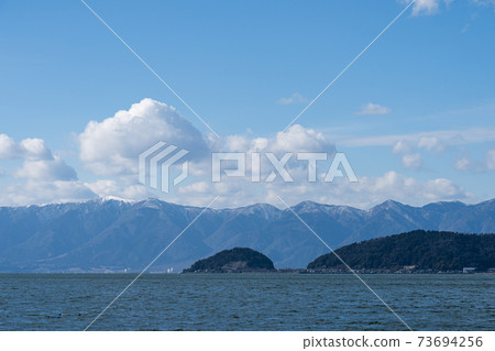 沖繩島漂浮在琵琶湖和比拉山脈的雪域中 沖繩島漂浮在琵琶湖和比拉山脈的雪域中 73694256