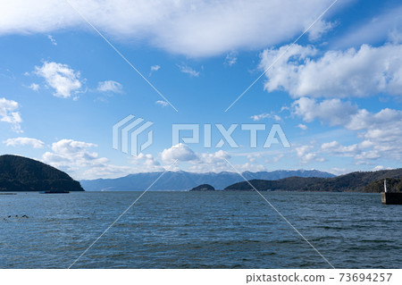 沖繩島漂浮在琵琶湖和比拉山脈的雪域中 沖繩島漂浮在琵琶湖和比拉山脈的雪域中 73694257