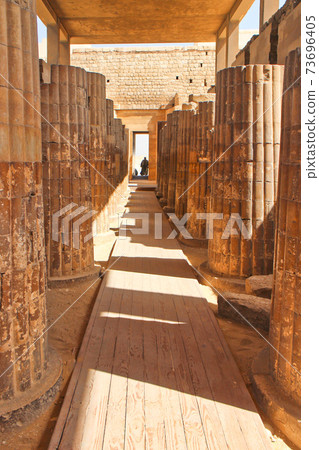 在復雜的樓梯金字塔支柱的走廊 在復雜的樓梯金字塔支柱的走廊 73696405