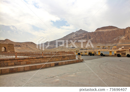 在女王哈特謝普蘇特葬禮中心周圍的景觀 73696407