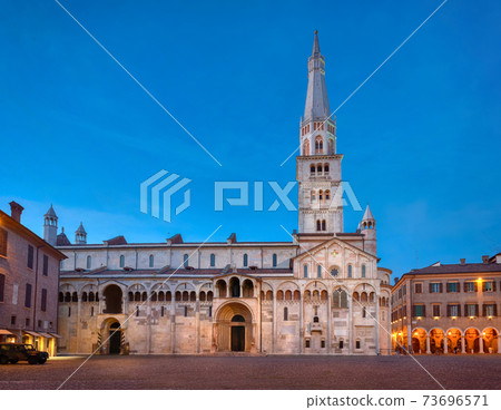 Cathedral with Ghirlandina tower in Modena, Italy 73696571