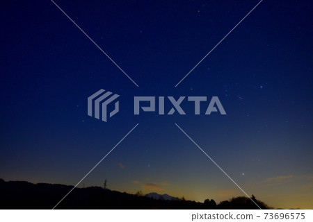 北森市白州町，冬天的鑽石星座在日落後立即在東方天空中閃耀 73696575