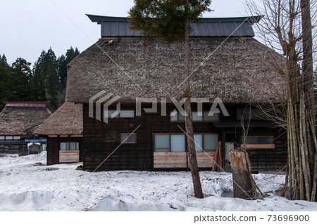解凍期在小野島上有茅草屋頂的村莊 73696900